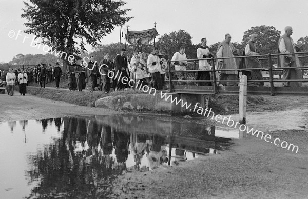 PROCESSION (C.O.M.) CROSSING RIVER BL.SAC.